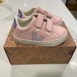 VEJA TODDLER ESPLAR CHROMEFREE LEATHER PETALE PARME Size 8 RUNS SMALL